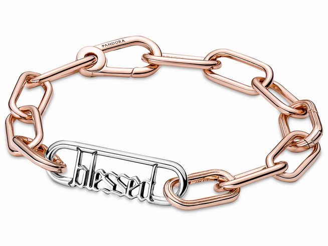 Armband aus Sterling Silber von Pandora mit dem Schriftzug blessed, kombiniert mit roségoldenen Gliedern. Elegantes Design für einen besonderen Look.