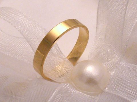 Trauring Ehering HINREISSEND aus Gold 585 in Größe 68/21,6, Hersteller Juwelier Harnisch, glänzendes Finish auf transparentem Untergrund mit Perle.