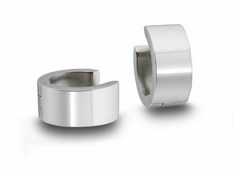 Edelstahl Creolen poliert mit einem Durchmesser von 1,5 cm und einer Breite von 7 mm in silberfarbener Ausführung vom Hersteller Juwelier Harnisch.