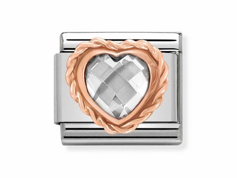 Schmuckstück von Nomination in Roségold mit Zirkonia in Herzform, umrahmt von einem geflochtenen Rand, auf einem silbernen Grund. Klassische und elegante Ausstrahlung.