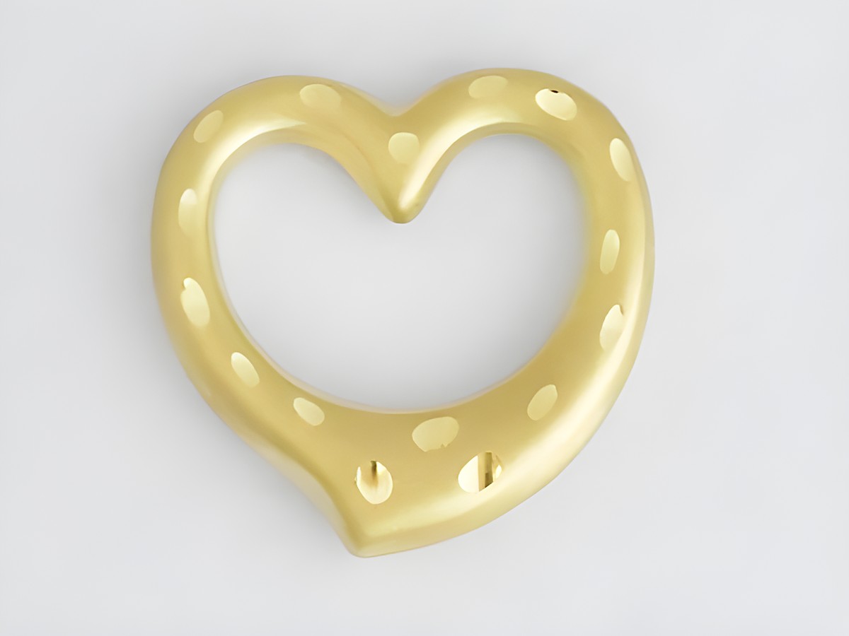 Durchlauf Herz aus 333 Gold, romantisch gestaltet mit mattierter und diamantierter Oberfläche, Hersteller Juwelier Harnisch. Ideal als edles Schmuckstück für besondere Anlässe.