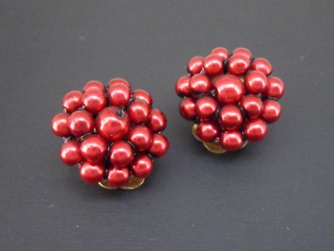 Ohrclip in weinrot mit Perlentraum und goldfarbenen Elementen, aus synthetischen Zuchtperlen gefertigt, Hersteller: Juwelier Harnisch, stilvolles und elegantes Schmuckstück.