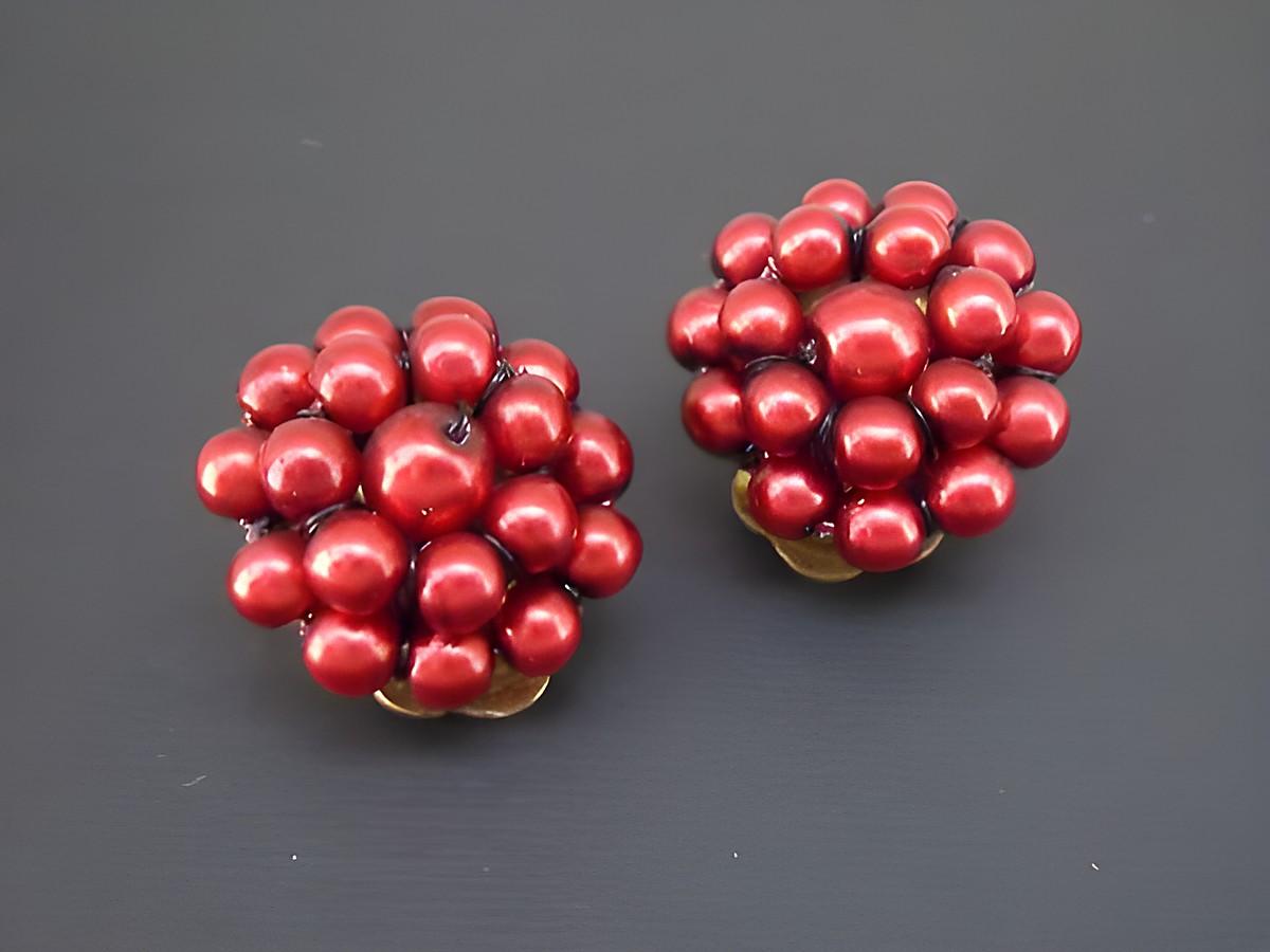 Ohrclip in weinrot mit Perlentraum und goldfarbenen Elementen, aus synthetischen Zuchtperlen gefertigt, Hersteller: Juwelier Harnisch, stilvolles und elegantes Schmuckstück.