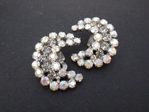 Bunte Strass Ohrclips in Mondform, silberfarben mit schimmerndem Effekt, hergestellt von Juwelier Harnisch, ideal für einen eleganten Look.