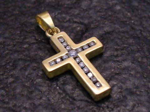 Anhänger Kreuz in Gold 375 mit Zirkonia Steinen, Hersteller Juwelier Harnisch, kunstvoll verarbeitet und glänzend, ideale Ergänzung für jedes Schmuckstück.
