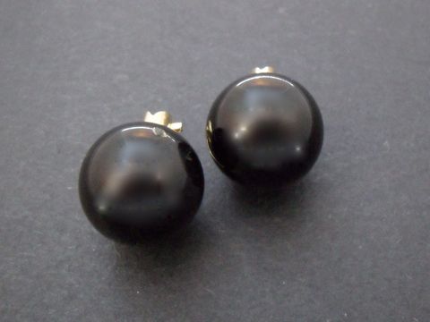 Schwarze zeitlose Ohrclips mit goldfarbenen Details und Onyx-Imitation, hergestellt von Juwelier Harnisch, perfekte Ergänzung für jedes Outfit.