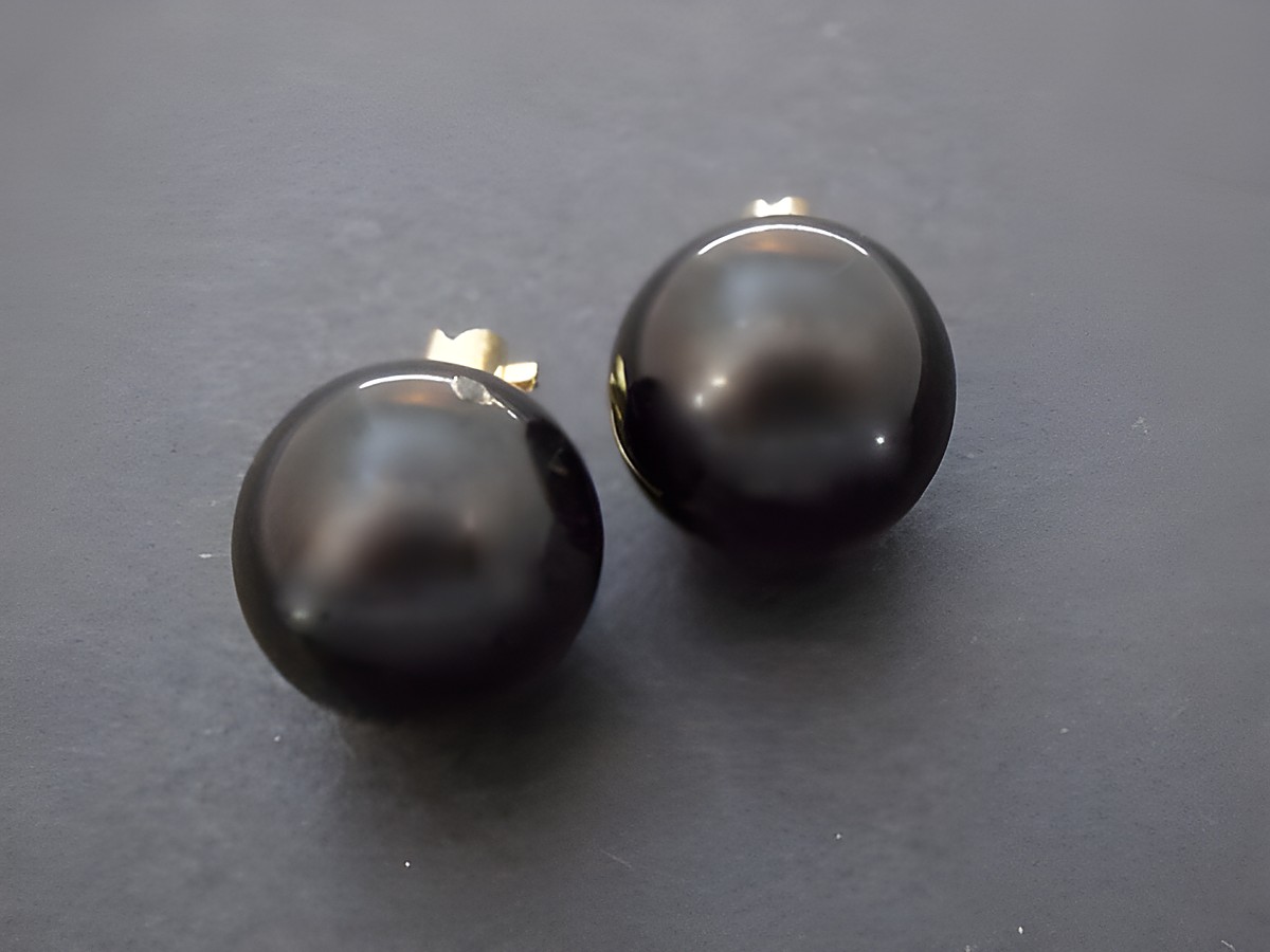 Schwarze zeitlose Ohrclips mit goldfarbenen Details und Onyx-Imitation, hergestellt von Juwelier Harnisch, perfekte Ergänzung für jedes Outfit.