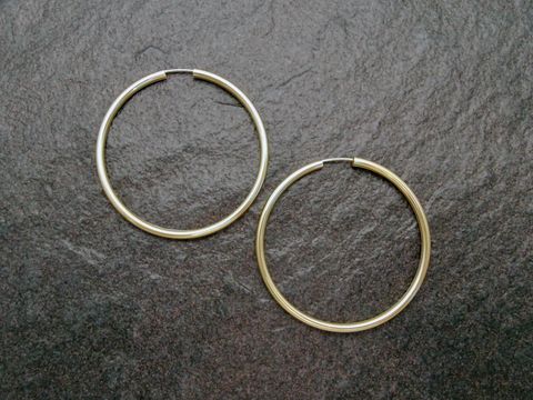 Gold Creolen 5 cm aus 585er Gold mit einem Durchmesser von über 45 mm und einer Stärke von 2,5 mm, gefertigt vom Juwelier Harnisch, glänzend und elegant.