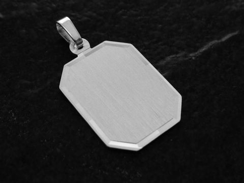 Gravur Anhänger aus Sterling Silber, achteckig und schlicht, hergestellt von Juwelier Harnisch. Ideal für individuelle Gravuren und persönliche Geschenke.