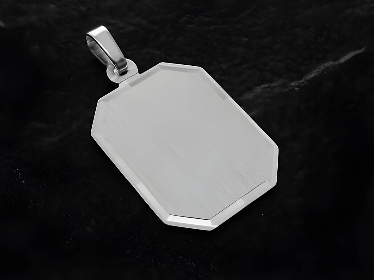 Gravur Anhänger aus Sterling Silber, achteckig und schlicht, hergestellt von Juwelier Harnisch. Ideal für individuelle Gravuren und persönliche Geschenke.
