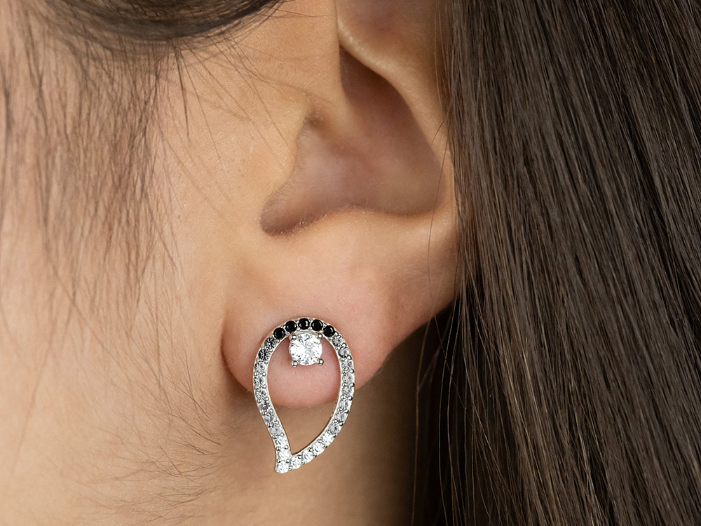Engelsrufer ERE-YIYABAL-ZI Ohrstecker Tropfen in Silber mit Zirkonia, Yin Yang Symbol, trägt eine elegante Form und funkelt durch die Kombination aus schwarzer und klarer Zirkonia.