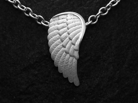 Flügel aus Sterling Silber, detailreicher Engel-Anhänger von Juwelier Harnisch, elegant auf einer feinen Kette präsentiert, ideal für stilvolle Anlässe.