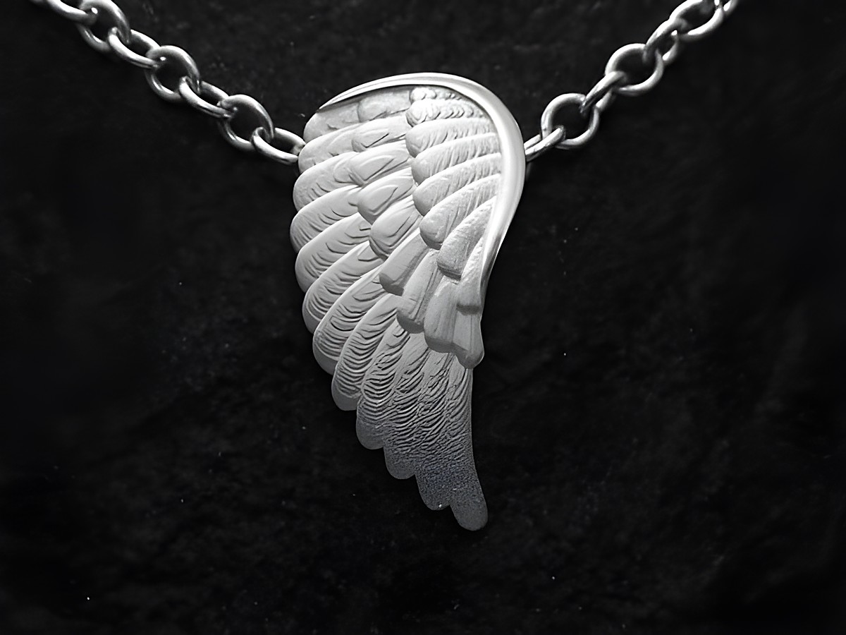 Flügel aus Sterling Silber, detailreicher Engel-Anhänger von Juwelier Harnisch, elegant auf einer feinen Kette präsentiert, ideal für stilvolle Anlässe.
