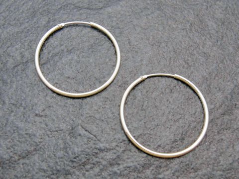 Creolen 3,2 cm aus Gold auf Sterling Silber, vergoldet, mit einem Durchmesser von 1,5 mm, von Juwelier Harnisch, elegante Ohrringe für jeden Anlass.