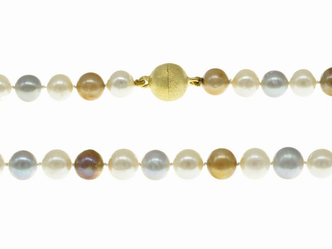 Perlenkette aus Süßwasser-Zuchtperlen in den Farben Weiß, Grau und Braun mit einem Durchmesser von 9 bis 9,5 mm und einer Länge von 46 cm, verbunden durch einen silbernen Verschluss, Hersteller Juwelier Harnisch.