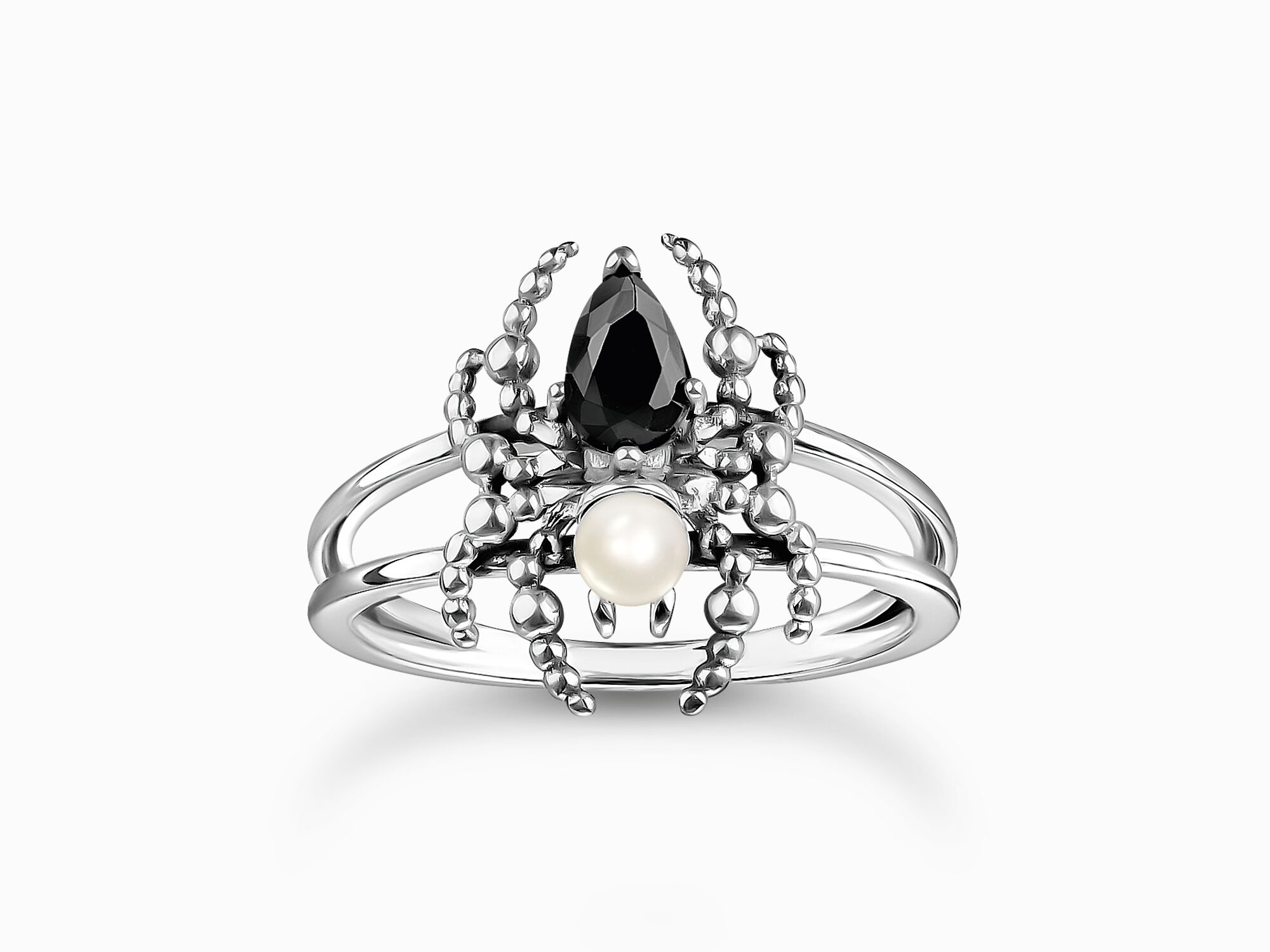 Der Thomas Sabo Spinnenring präsentiert sich in silberner Optik mit einer Süßwasserzuchtperle und funkelndem Zirkonia in bunten Farben, ideal für auffällige Schmuckliebhaber.