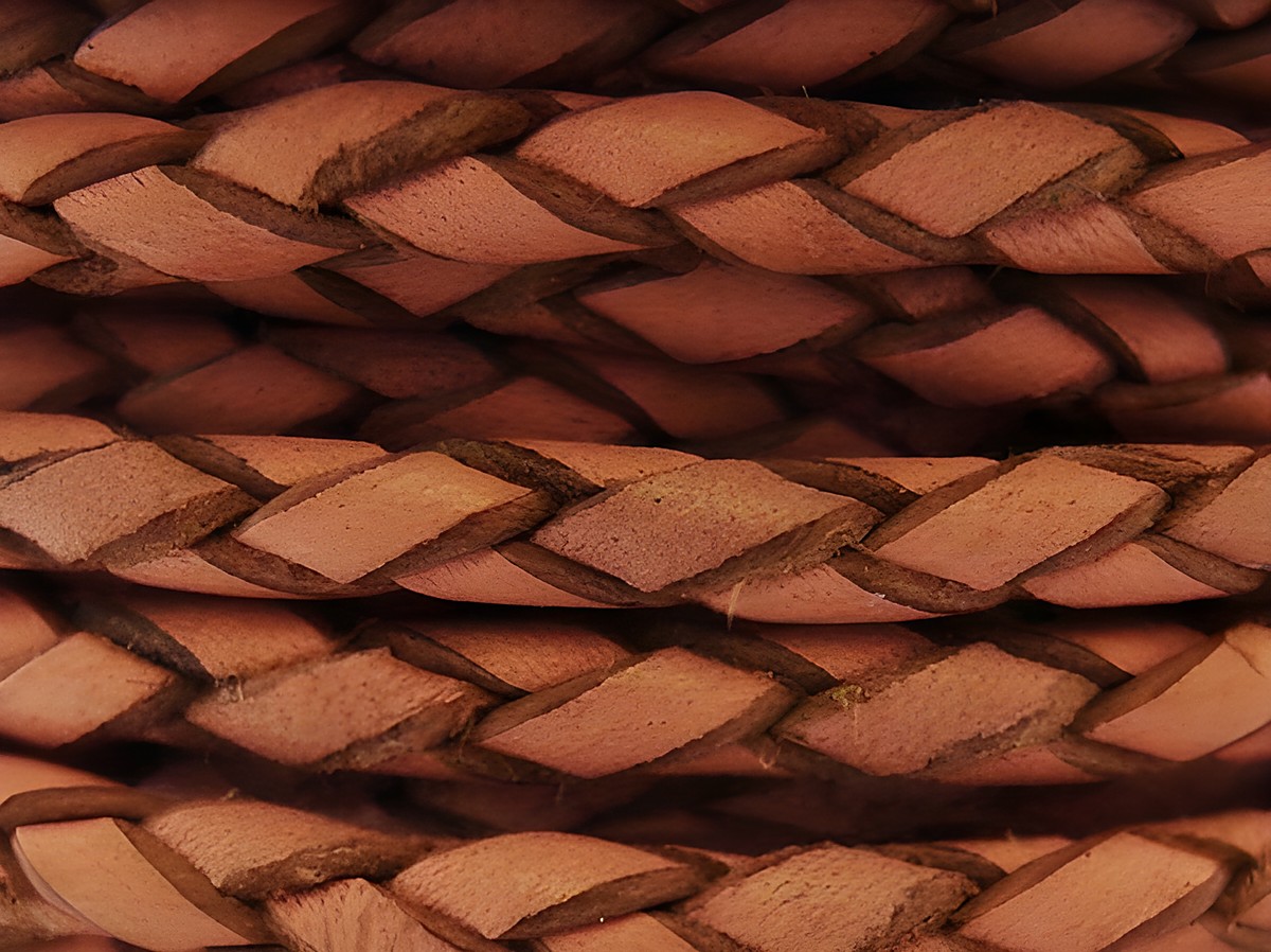 Lederband geflochten in altrosa, 26 cm lang und 3 mm dick, mit einem silbernen Karabiner, ideal für Schmuckdesign, hergestellt von Juwelier Harnisch.