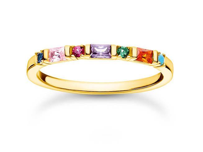 Der elegante Thomas Sabo Charming Ring aus Sterling Silber mit vergoldeter Oberfläche präsentiert sich mit bunten Glas-Keramik Steinen, synthetischem Korund und funkelndem Zirkonia in Größe 56.