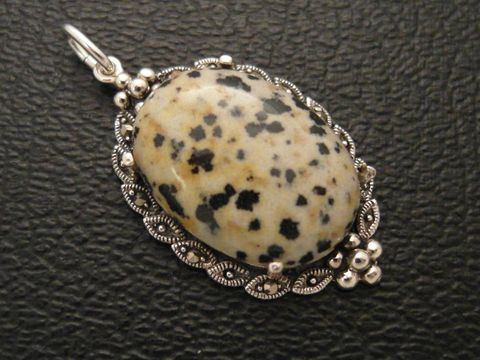 Cabochon Dalmatiner Jaspis in Silber Medaillon Anhänger, gefertigt von Juwelier Harnisch, zeigt einen ovalen Stein mit charakteristischen schwarzen Punkten auf beigem Hintergrund.