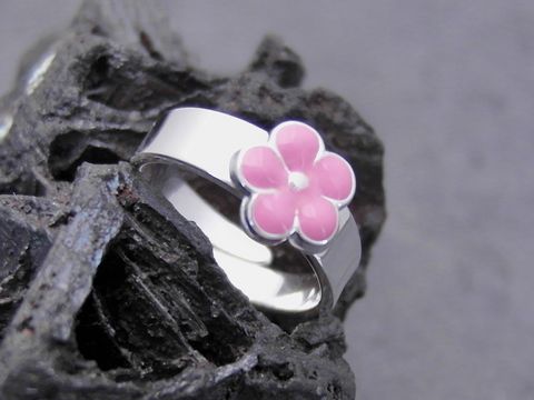 Silber Ring mit verstellbarem Größenbereich von 42 bis 45, verziert mit einer rosa Lackblume, hergestellt von Juwelier Harnisch, ideal als modisches Accessoire.