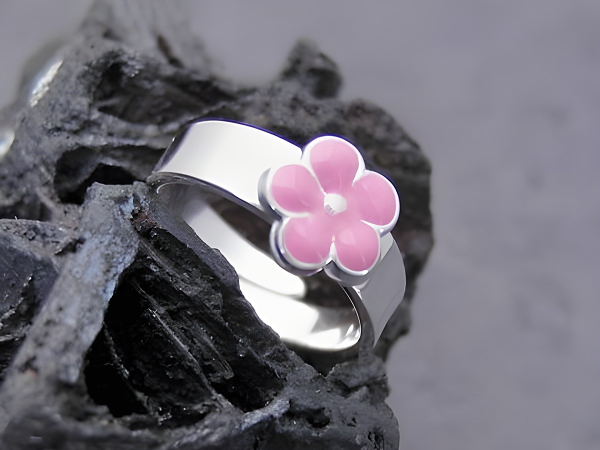 Silber Ring mit verstellbarem Größenbereich von 42 bis 45, verziert mit einer rosa Lackblume, hergestellt von Juwelier Harnisch, ideal als modisches Accessoire.