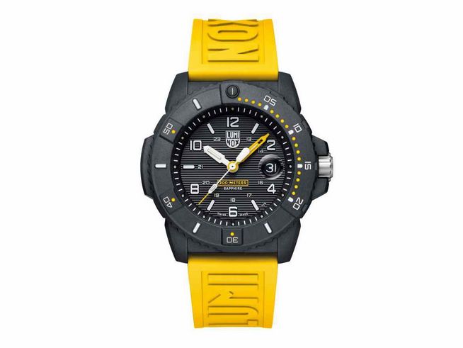 Luminox XS.3601.GF NAVY SEAL 3600 SERIES Uhr mit schwarzem Gehäuse und gelbem Silikonarmband, 45 mm, wasserdicht bis 200 Meter, schwarzes Zifferblatt mit leuchtenden Indizes und Datumsanzeige.