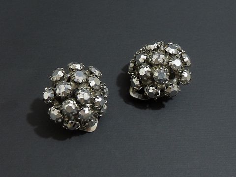 Prunkvolle Strass Ohrclips in silberfarben, hergestellt von Juwelier Harnisch, aus funkelnden Strasssteinen. Ideal für elegante Anlässe und Schmuckliebhaber.
