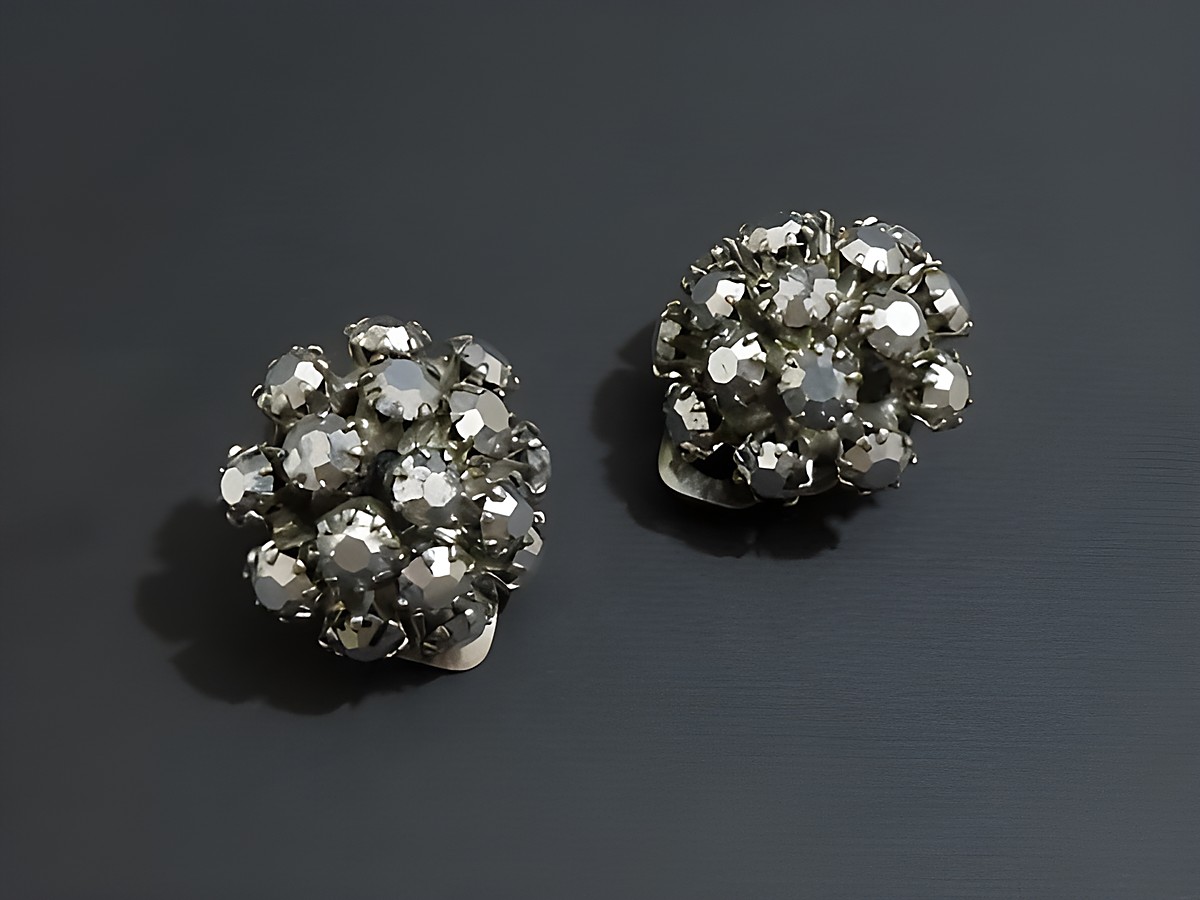Prunkvolle Strass Ohrclips in silberfarben, hergestellt von Juwelier Harnisch, aus funkelnden Strasssteinen. Ideal für elegante Anlässe und Schmuckliebhaber.