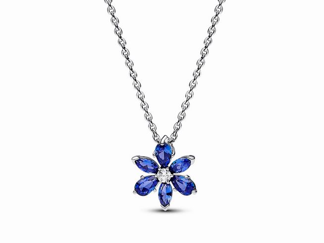 Funkelnde blaue Herbarium Cluster Anhänger Halskette aus Sterlingsilber mit einem Blumendesign und einem Steinmix in Blau, perfekt für elegante Anlässe.