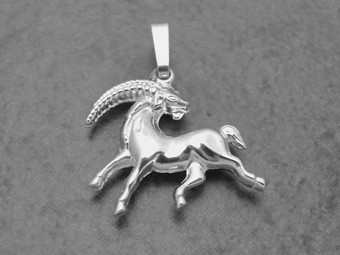 Anhänger mit dem Sternzeichen Steinbock aus rhodiniertem Sterling Silber, plastisch gestaltet, Hersteller Juwelier Harnisch, zeigt einen stilisierten Steinbock in Bewegung.