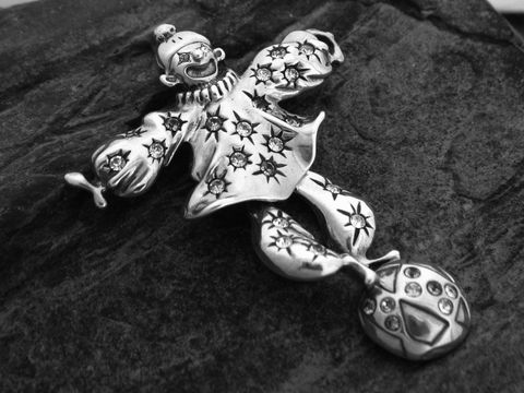 Bewegliche Brosche eines Clowns aus Sterling Silber, verziert mit Zirkonia und filigranen Mustern. Hersteller ist Juwelier Harnisch, ideal für Sammler und Liebhaber.
