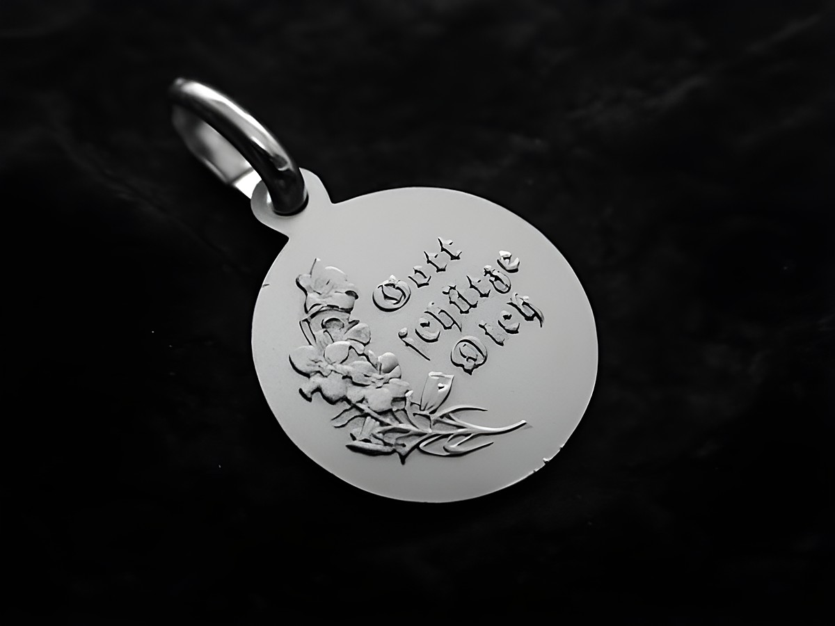 Ein Anhänger in Form einer runden Medaille aus Sterling Silber mit der Gravur Gott beschütze Dich und floralen Motiven, hergestellt von Juwelier Harnisch, Engel Raphael Schutzengel. – Ansicht 2
