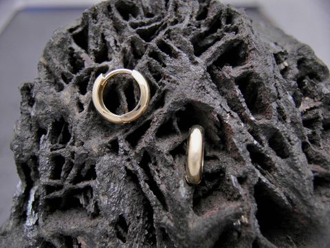 Schlichte, elegante Gold Ohrringe in Form von Creolen, Durchmesser 1,2 cm, Hersteller Juwelier Harnisch, aus 1,7 mm dickem Material, bis 25 mm in der Länge, perfekt für jeden Anlass.