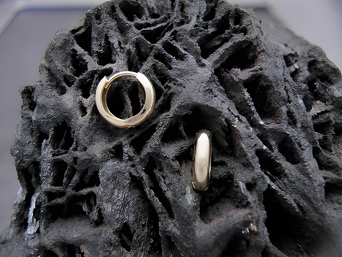 Schlichte, elegante Gold Ohrringe in Form von Creolen, Durchmesser 1,2 cm, Hersteller Juwelier Harnisch, aus 1,7 mm dickem Material, bis 25 mm in der Länge, perfekt für jeden Anlass.