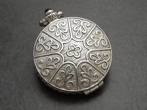 Nostalgisches Medaillon aus Onyx und Sterling Silber, verziert mit feinem, floralem Muster, ideal als Fotoanhänger, Hersteller Juwelier Harnisch, elegant und zeitlos.
