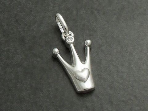 Anhänger Krone aus Sterling Silber 925 mit Zirkonia, der eine stilisierte Krone mit Herzmotiv zeigt. Hochwertige Verarbeitung vom Hersteller Juwelier Harnisch.
