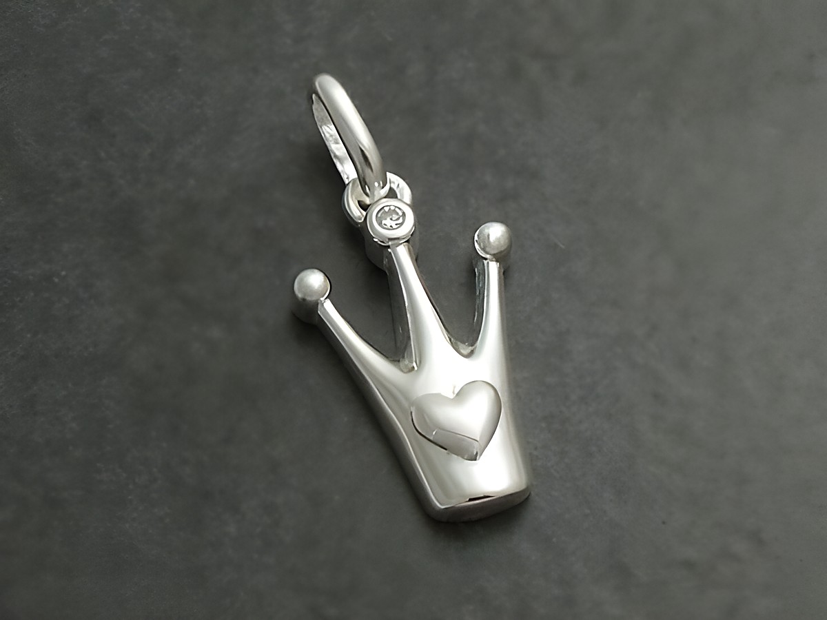 Anhänger Krone aus Sterling Silber 925 mit Zirkonia, der eine stilisierte Krone mit Herzmotiv zeigt. Hochwertige Verarbeitung vom Hersteller Juwelier Harnisch.