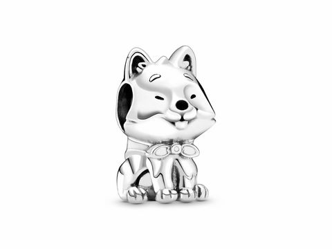 Silberner Charm eines japanischen Akita Inu Hundes mit fröhlichem Gesicht und einer Schleife um den Hals, gefertigt aus Silber und Emaille von Pandora.