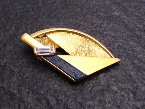 Gold Anhänger zeitlos Sodalith Zirkonia Gold 585 von Juwelier Harnisch, elegant gestaltet mit goldenen und blauen Elementen, ideal für jeden Anlass, verleiht einen besonderen Akzent.