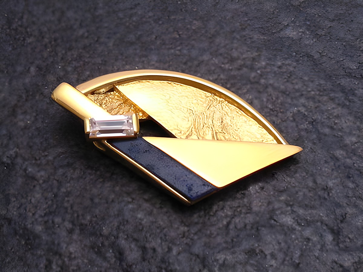 Gold Anhänger zeitlos Sodalith Zirkonia Gold 585 von Juwelier Harnisch, elegant gestaltet mit goldenen und blauen Elementen, ideal für jeden Anlass, verleiht einen besonderen Akzent.