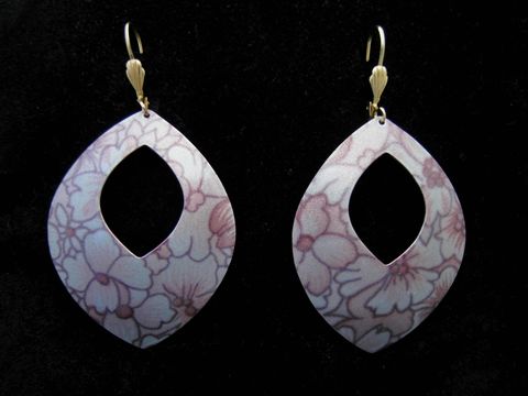 Ohrringe in Tropfenform aus buntem Modeschmuck mit floralen Mustern, Hersteller Juwelier Harnisch, das Set beinhaltet Ohrringe und Ear Cuffs.