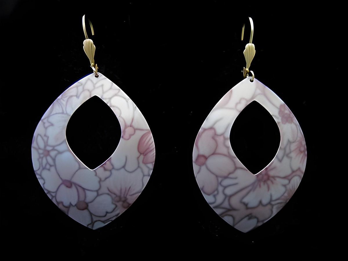 Ohrringe in Tropfenform aus buntem Modeschmuck mit floralen Mustern, Hersteller Juwelier Harnisch, das Set beinhaltet Ohrringe und Ear Cuffs.