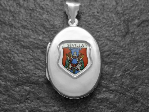 Silbernes Medaillon mit dem Stadtwappen von Sevilla, das in lebendigen Farben gestaltet ist und von Juwelier Harnisch gefertigt wurde, ideal für Sammler und Liebhaber.