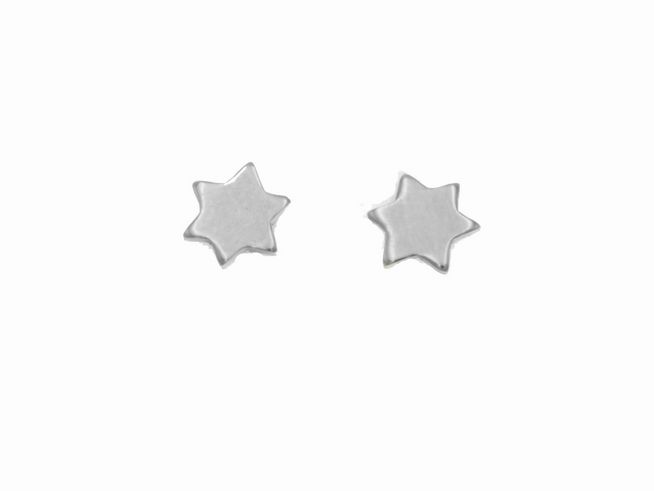 Ohrstecker in Sternform aus poliertem Sterling Silber, zeitloses Design, ideal für Kinder, hergestellt von Juwelier Harnisch.