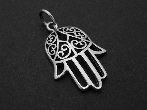 Silber Anhänger in Form von Fatimas Hand, symbolisch für Schutz und Glück, hergestellt von Juwelier Harnisch, ideal als Glücksbringer und modisches Accessoire.