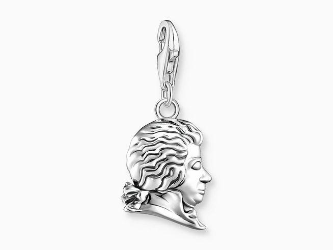 Charm-Anhänger von Thomas Sabo mit dem Kopf von Mozart, aus hochwertigem Silber gefertigt, detailreiche Verarbeitung, ideal für Schmuckliebhaber und Musikfreunde. Neuheiten des Herstellers.