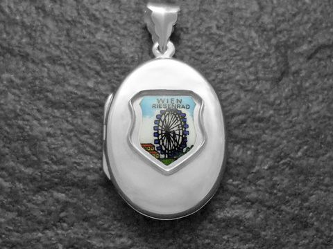 Silbernes Medaillon mit dem Wiener Riesenrad und dem österreichischen Wappen, hergestellt von Juwelier Harnisch, Europa Medaillons. Elegantes Design und detailreiche Darstellung.