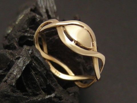 Kunstvoller Goldring aus Gold 333 in Größe 55,5 vom Hersteller Juwelier Harnisch, bis Größe 56/18, verleiht einen eleganten Look und ergänzt stilvolle Outfits.