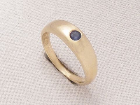 Taufring aus Gold 333 mit echtem Saphir, hergestellt von Juwelier Harnisch, idealer Kinderschmuck zur Taufe. Elegant und zeitlos im Design.