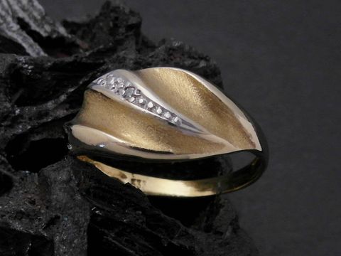 Gold Ring ansehnlich Gold 333 bicolor mit Diamant Goldring in Gr. 55, Hersteller Juwelier Harnisch bis Gr. 56/18. Der Ring präsentiert sich in stilvollem Design.
